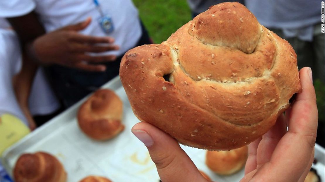 El pan jalá se sumerge en miel para las celebraciones.