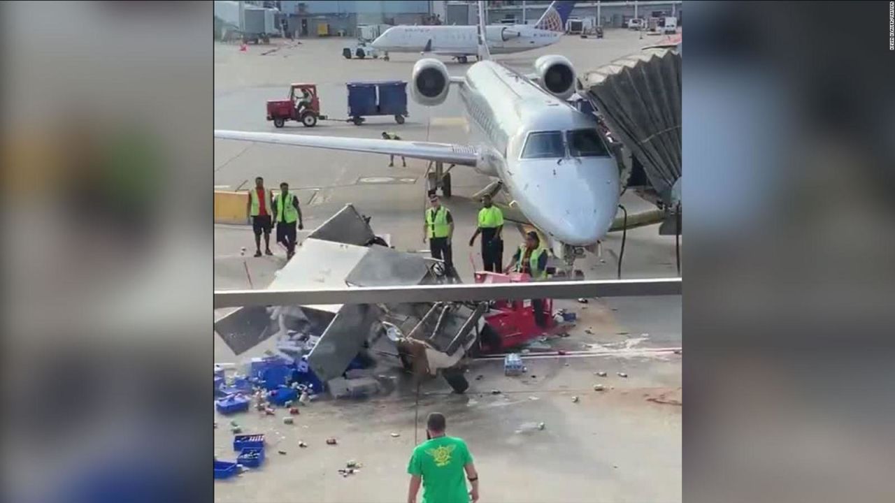 CNNE 711248 - carro de comida gira sin control en el aeropuerto de chicago