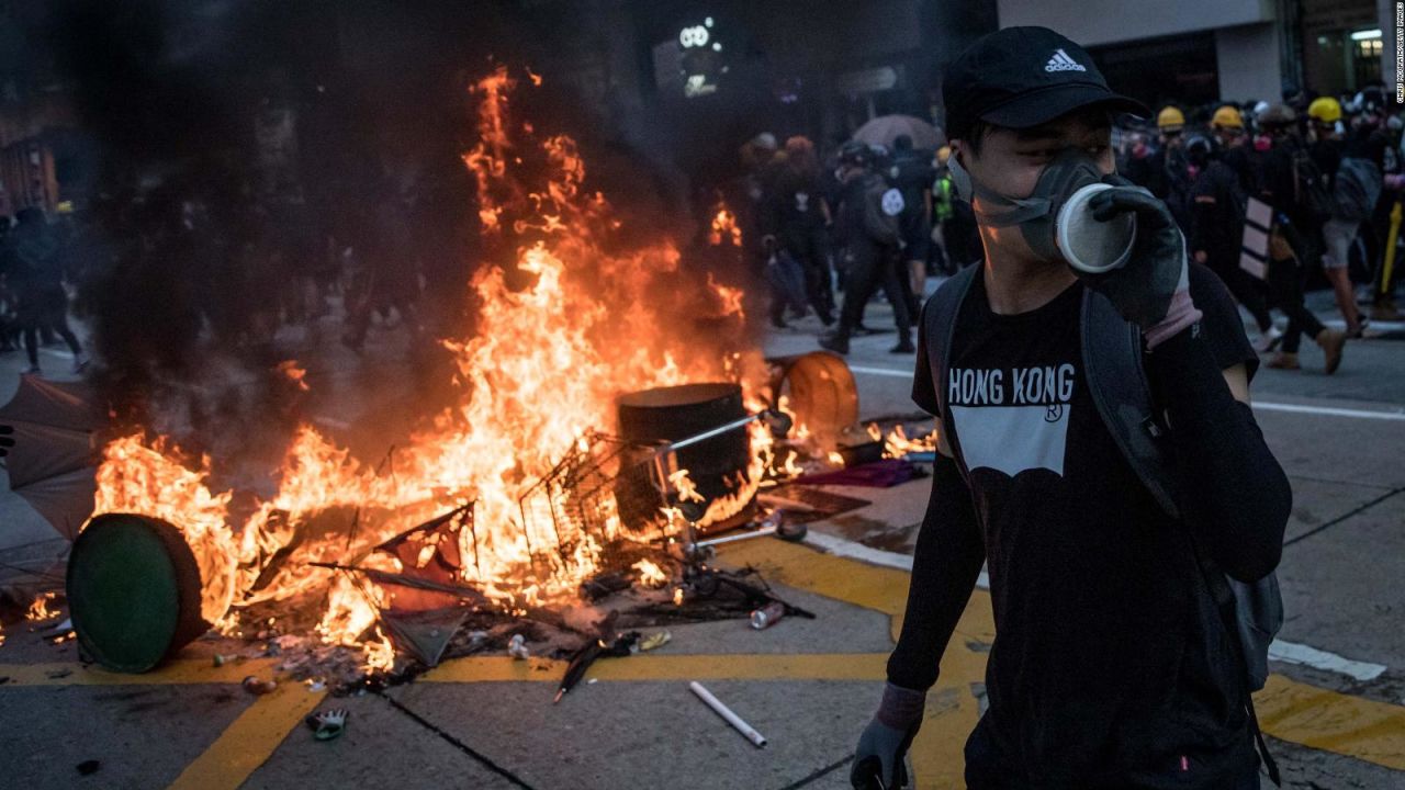 CNNE 711273 - hombre es baleado por la policia en hong kong