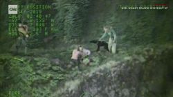 CNNE 711328 - rescatan a dos personas y a sus perros en un montana en alaska