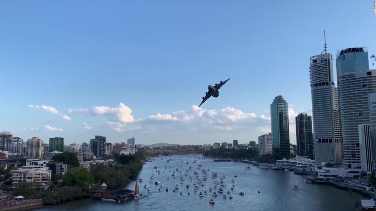 CNNE 711361 - mira a este enorme avion militar volar sobre una ciudad