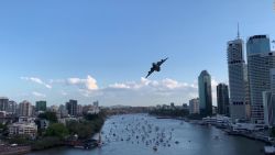 CNNE 711361 - mira a este enorme avion militar volar sobre una ciudad