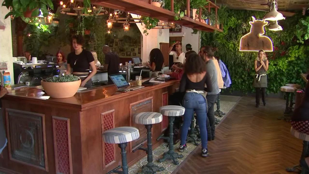 CNNE 711405 - el cafe de cannabis llega a california