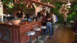 CNNE 711405 - el cafe de cannabis llega a california