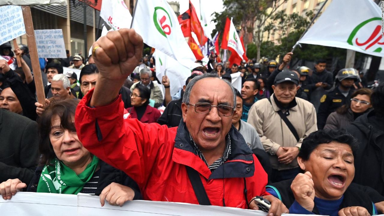 CNNE 711556 - los peruanos reaccionan a la postura del presidente vizcarra