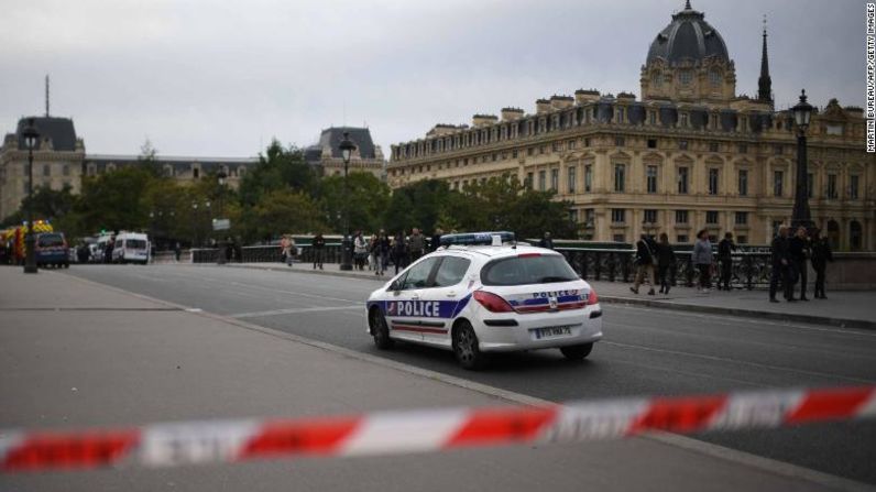 Los agentes de seguridad, la policía, los bomberos y otros socorristas hacen presencia en Île de la Cité, la isla en el centro de París, donde fue atacada la sede de la policía. La isla también alberga la catedral de Notre Dame.