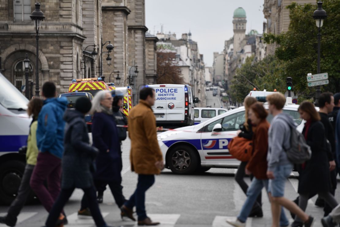 Un hombre armado con un cuchillo atacó a agentes dentro del cuartel general de la policía en París en la Île de la Cité, donde se encuentran la sede de la policía y la catedral de Notre Dame.Mira en esta galería las imágenes del lugar.