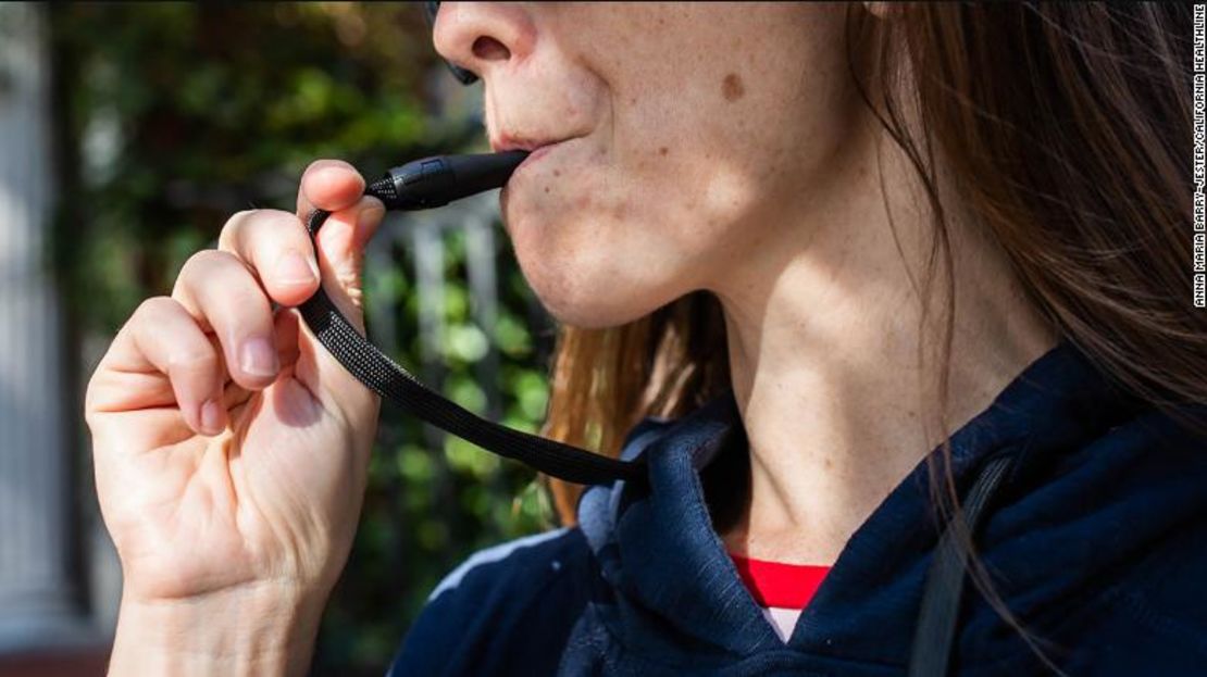 Esta sudadera tiene el “vapeador” en el cordón. Los “vapeadores” pueden aspirar nicotina (o marihuana). KHN compró este producto y se usó una persona como modelo para la foto.