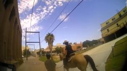 CNNE 712461 - el controversial arresto de policias a caballo