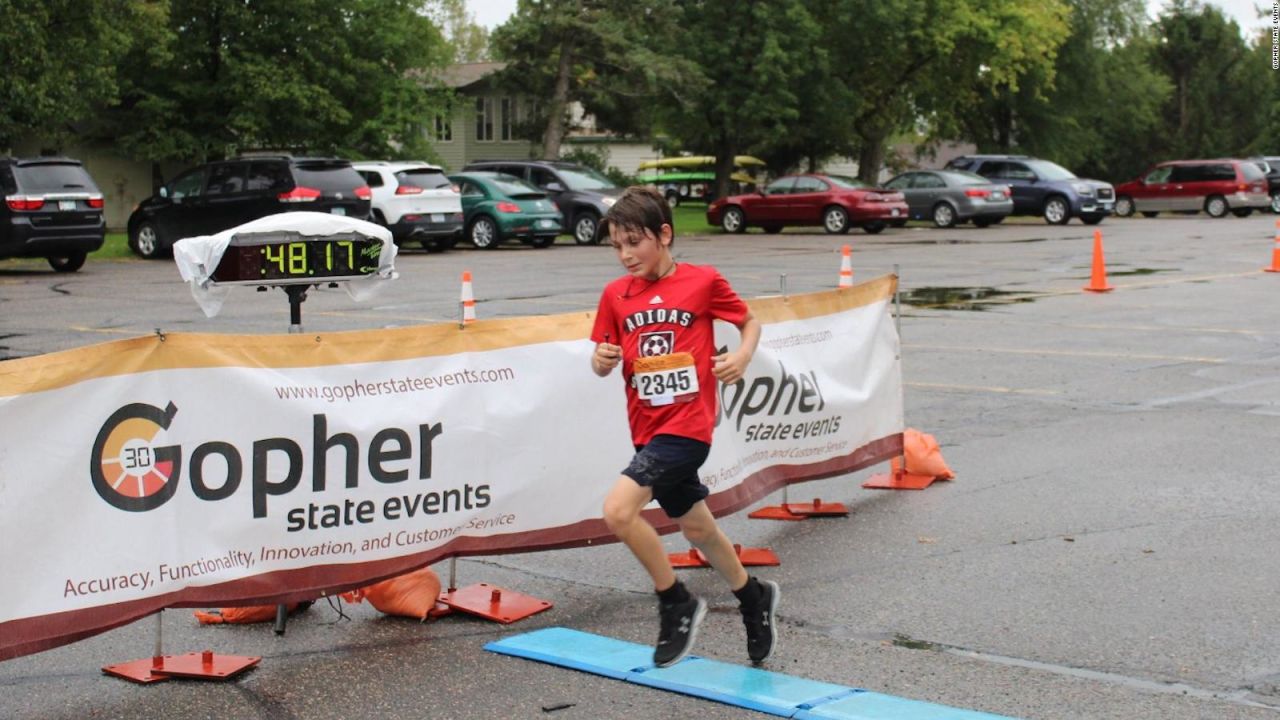 CNNE 712536 - nino gano accidentalmente una carrera de 10k