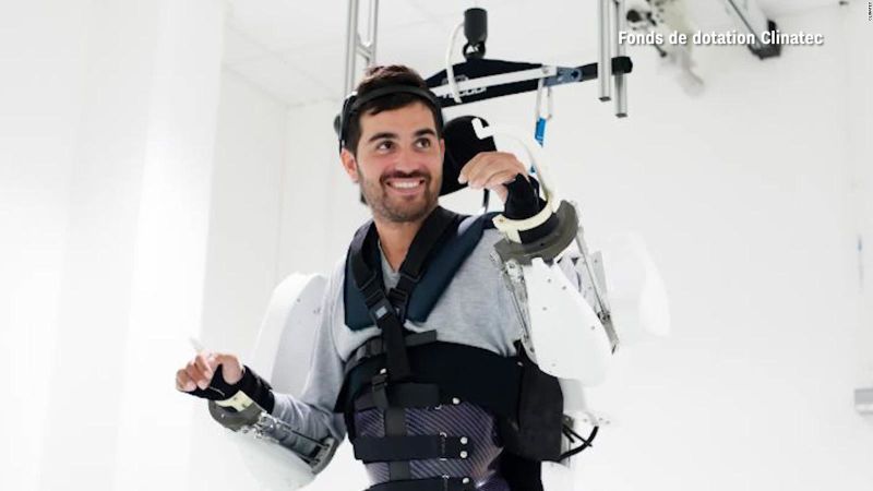 Hombre tetrapléjico vuelve a caminar gracias a la tecnología | cnn
