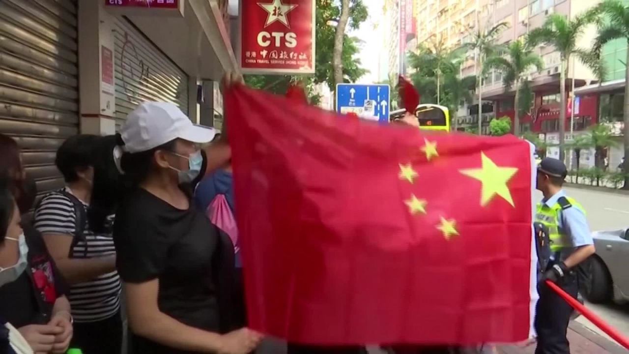 CNNE 712941 - medida del gobierno provoca la furia de los manifestantes en hong kong