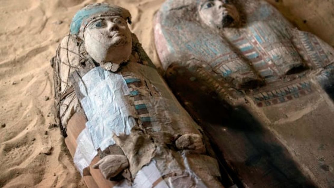 Sarcófagos dentro de un pozo funerario recientemente descubierto en la meseta de la pirámide de Giza en El Cairo.