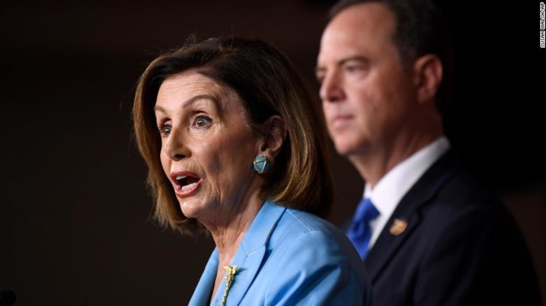 La presidenta de la Cámara de Representantes, Nancy Pelosi, y el presidente del Comité de Inteligencia de la Cámara de Representantes, Adam Schiff, hablan en una conferencia de prensa el 2 de octubre en Capitol Hill.