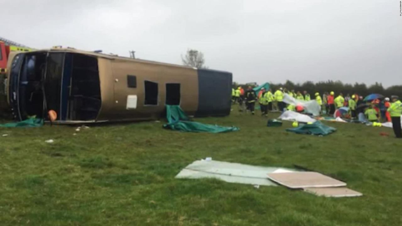 CNNE 713211 - inglaterra- accidente de autobus deja 37 heridos