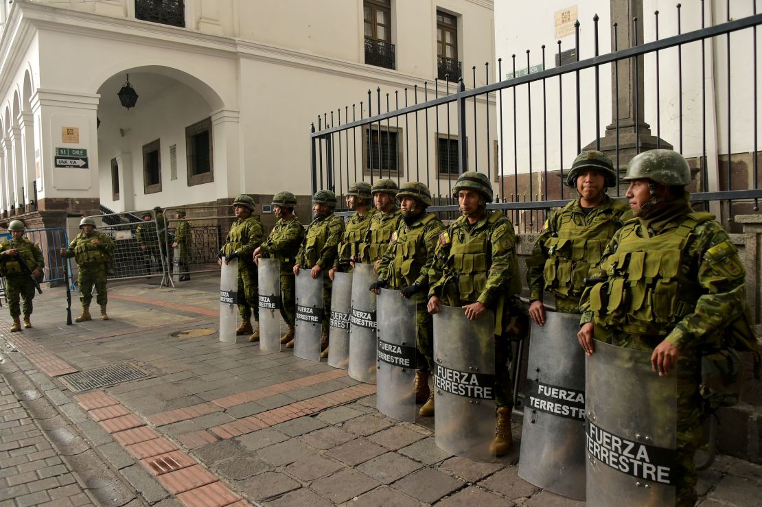 Soldados resguardan el Palacio de Carondelet, en Quito, Ecuador.