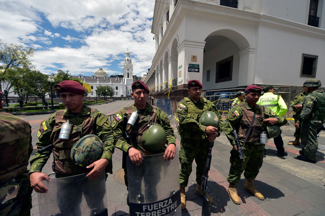 Soldados hacen guardia durante la huelga de transporte contra las políticas económicas del gobierno del presidente ecuatoriano Lenín Moreno.