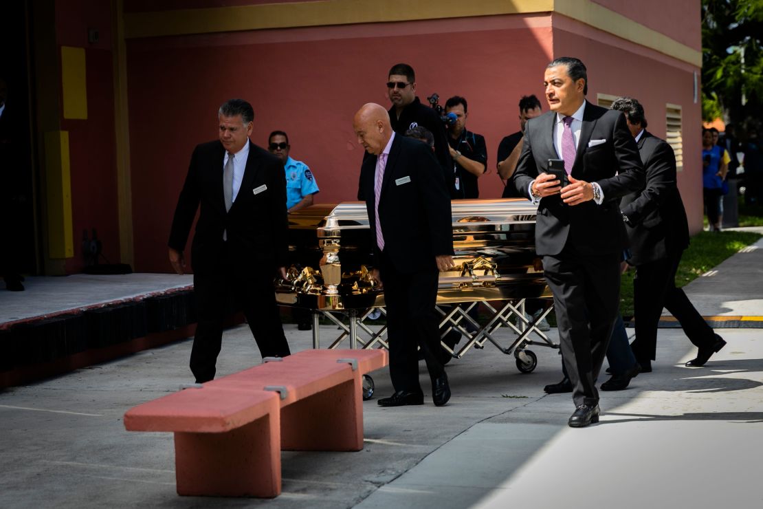 La gente lleva el ataúd del cantante José José en el auditorio del condado de Miami-Dade, durante un funeral público para el difunto cantante en Miami, Florida.