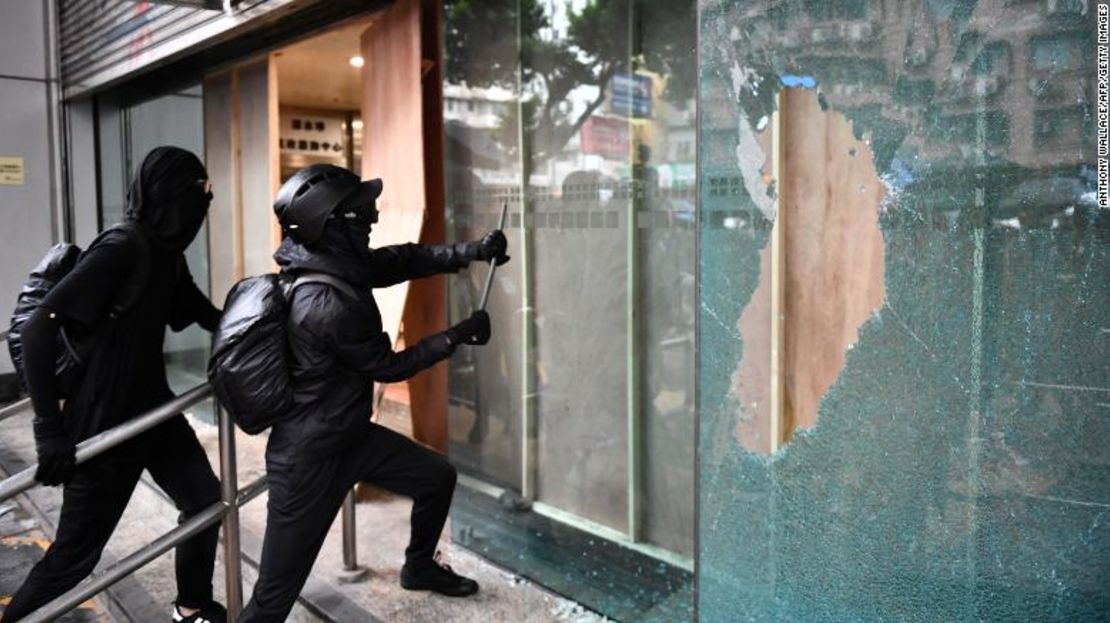 Los manifestantes destrozaron las oficinas del gobierno local en Hong Kong este domingo.