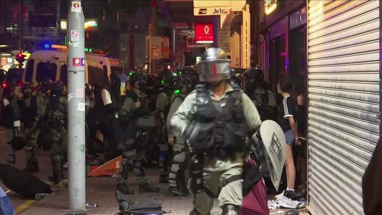CNNE 713367 - vuelve la violencia en hong kong tras las protestas
