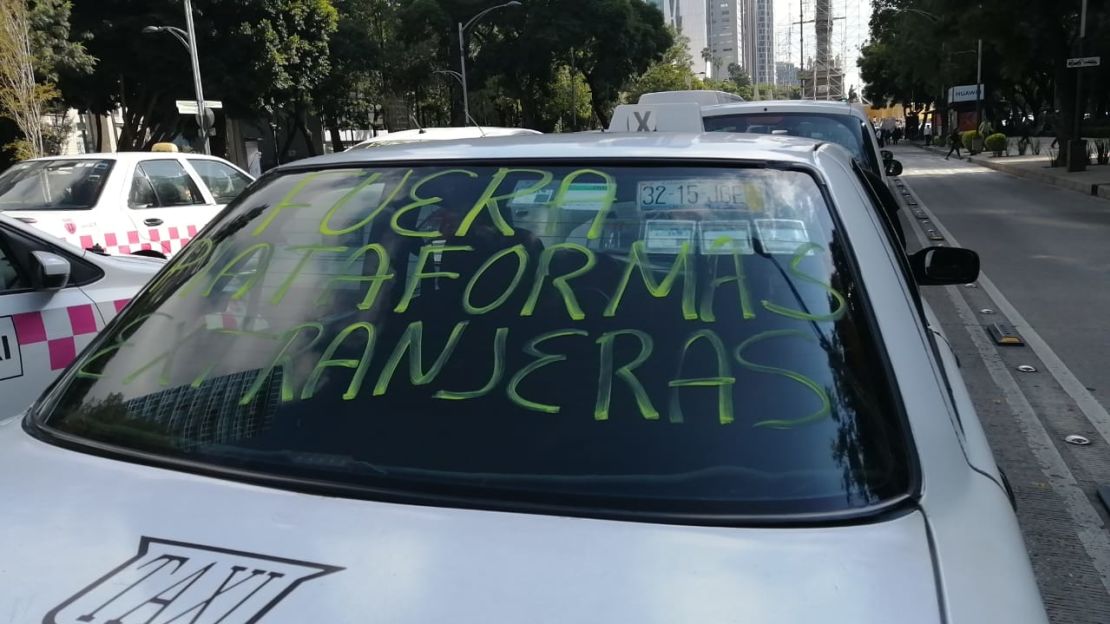 Taxistas de Ciudad de México protestan contra aplicaciones de servicio de transporte.