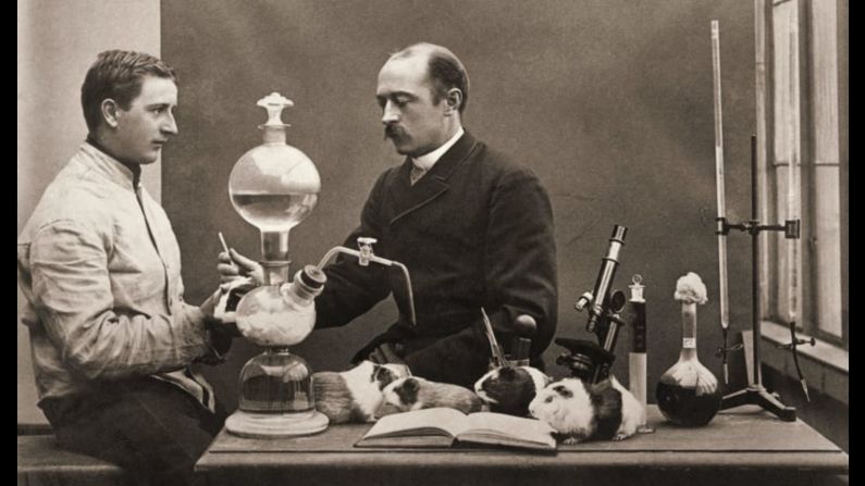 1901 - Conocido como el "salvador de los niños", Emil Adolf von Behring es acreditado por desarrollar una antitoxina para la difteria, una enfermedad que mató a cientos de miles de niños en el siglo XIX y principios Siglos XX. Behring fue el primer ganador del Premio Nobel de Fisiología o Medicina. Montaje de stock / Fotos de archivo / Getty Images