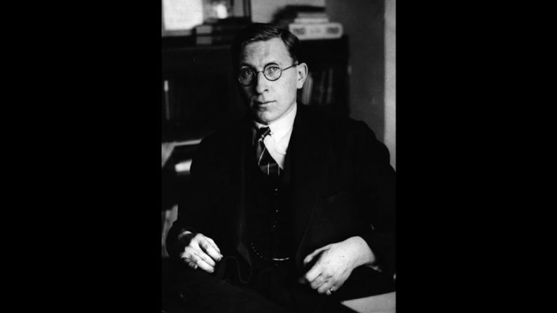 1923 — Con solo 32 años en ese momento, Frederick Grant Banting sigue siendo el ganador más joven del Premio Nobel en medicina y fisiología. Él y John Macleod cambiaron el tratamiento de la diabetes al descubrir la insulina, una hormona secretada por el páncreas que regula el metabolismo del azúcar. Para tratar a los diabéticos, Banting obtuvo insulina del páncreas de perros vivos y vacas fetales.