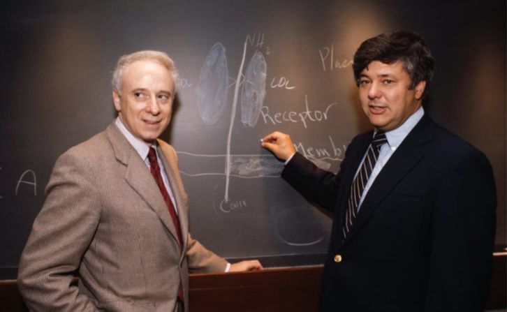 1985 — Michael S. Brown y Joseph L. Goldstein fueron laureados en el Nobel de Medicina por descubrir receptores de lipoproteínas de baja densidad (LDL), que son responsables de regular la cantidad de colesterol en la sangre.