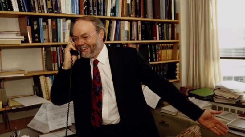 1993 — Al estudiar el adenovirus, uno de los virus que causan el resfriado común, Richard J. Roberts y Phillip A. Sharp descubrieron que un solo gen podría codificar múltiples proteínas, lo que resulta en variantes del virus. Este descubrimiento, llamado "empalme alternativo", ha sido importante en la investigación del cáncer, ya que se cree que algunos cánceres son causados por genes mutados. (Brooks Kraft / Sygma / Getty Images).