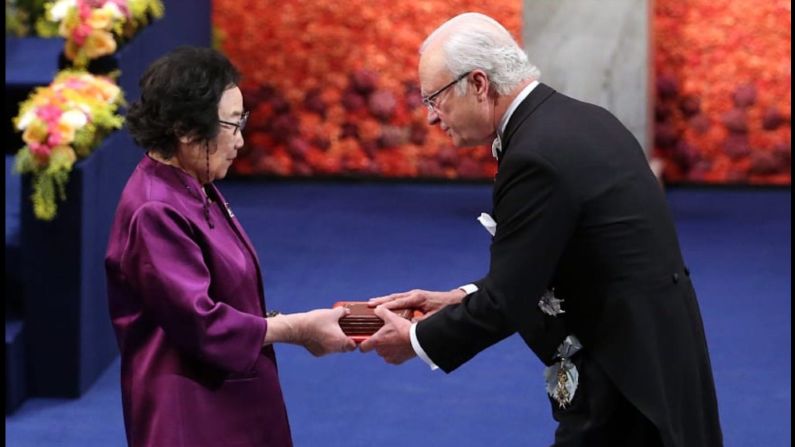 2015 — Tu YouYou descubrió que la artemisinina, un compuesto extraído del ajenjo dulce, era eficaz en el tratamiento de la malaria. Tu Youyou y su equipo de investigación probaron más de 2.000 recetas tradicionales chinas en ratones antes de encontrar artemisinina, que salvó millones de vidas en países afectados por la malaria. Ese año también fue galardonado el irlandés William C. Campbell y el japonés Satoshi Omura por "sus descubrimientos sobre una nueva terapia contra las infecciones causadas por parásitos redondos".