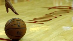 CNNE 713709 - varias firmas chinas suspenden negocios con los houston rockets