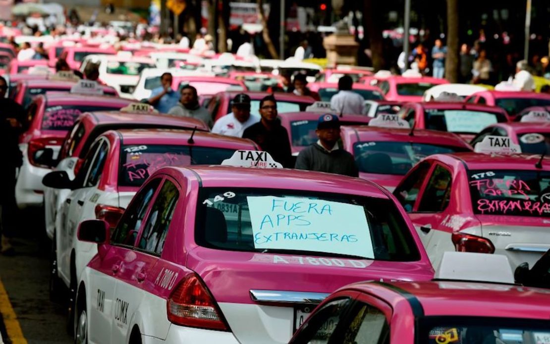 Manifestación de taxistas en Paseo de la Reforma, en Ciudad de México.