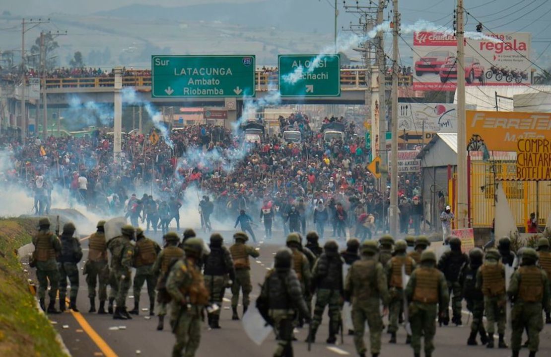 Enfrentamientos entre policías y manifestantes, el lunes en Quito, Ecuador.