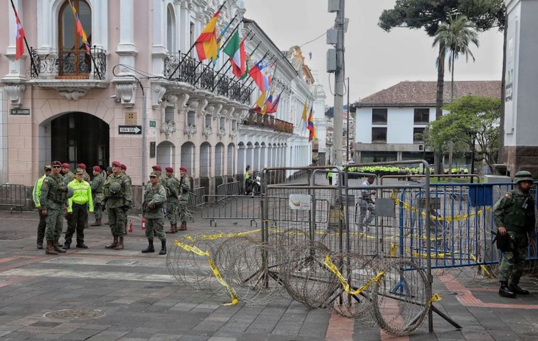 Soldados y policías el palacio presidencial en Quito, el lunes.