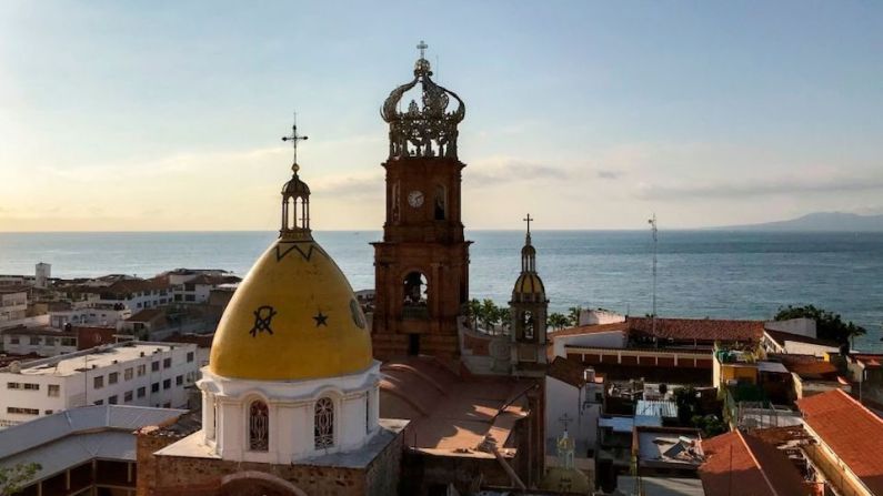 Puerto Vallarta, México: un destino habitual para las vacaciones de primavera de los universitarios estadounidenses, Puerto Vallarta tiene mucho más: observación de ballenas, un colorido mercado de artesanías y la antigua casa de Elizabeth Taylor y Richard Burton.