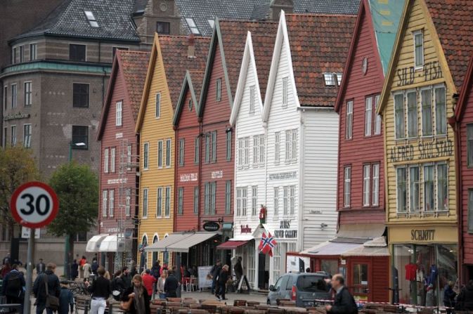 Bergen, Noruega: rodeado de montañas en la costa occidental del país, Bergen es uno de los mayores puertos de escala de cruceros de Europa y la puerta de entrada a los famosos fiordos.