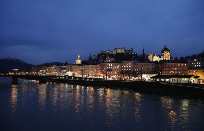 Salzburgo, Austria: el lugar de nacimiento de Mozart se encuentra dividido por el río Salzach: la ciudad vieja peatonal, a la izquierda, y la zona más moderna, a la derecha.