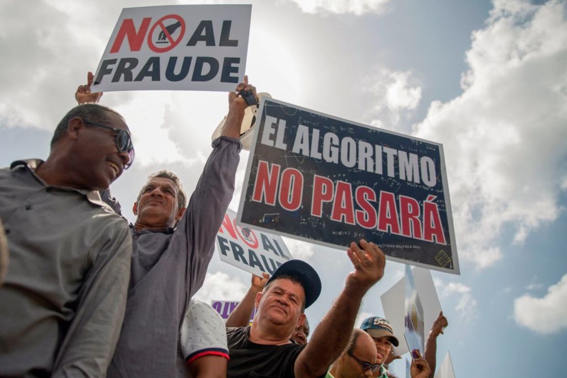 Seguidores del expresidente dominicano Leonel Fernández protestaron frente a la Junta Electoral de Santo Domingo pidiendo que se anule la elección primaria.