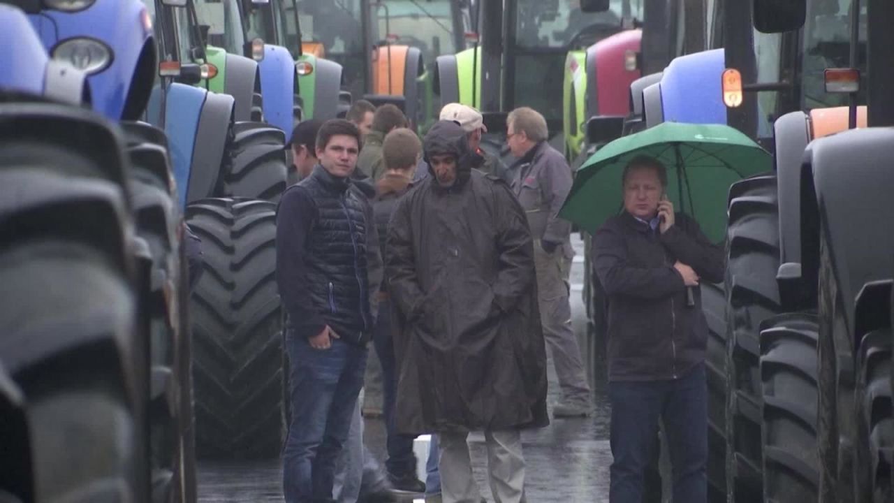 CNNE 714350 - productores agricolas bloquean carreteras en francia