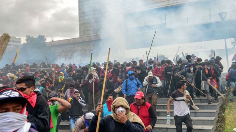 Cientos de manifestantes que rodearon la Asamblea Nacional en Quito fueron dispersados por la policía, que lanzó gases lacrimógenos.