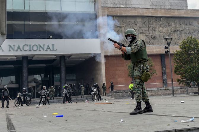 Un soldado dispara gas lacrimógeno para dispersar a los manifestantes que rodeaban la Asamblea Nacional.