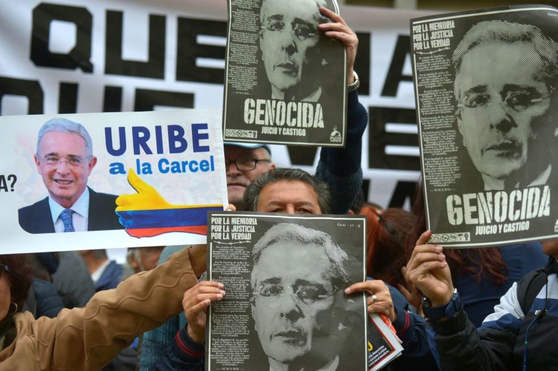 Detractores del expresidiente Álvaro Uribe se manifestan en su contra antes de la comparecencia del senador ante la Corte Suprema de Justicia. Bogota, octubre de 2019.