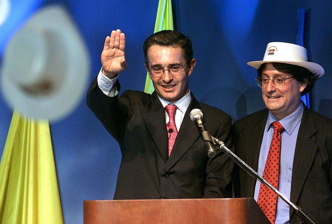 BOGOTA, COLOMBIA: El recién elegido presidente de Colombia Álvaro Uribe Vélez junto a su vicepresidente Francisco Santos saludan a sus seguidores en 2002 en Bogotá.