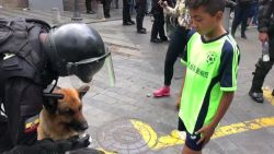 CNNE 714869 - ofrece agua a policias y manifestantes- todos somos pueblo