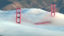 CNNE 715373 - la niebla hace desaparecer al puente golden gate