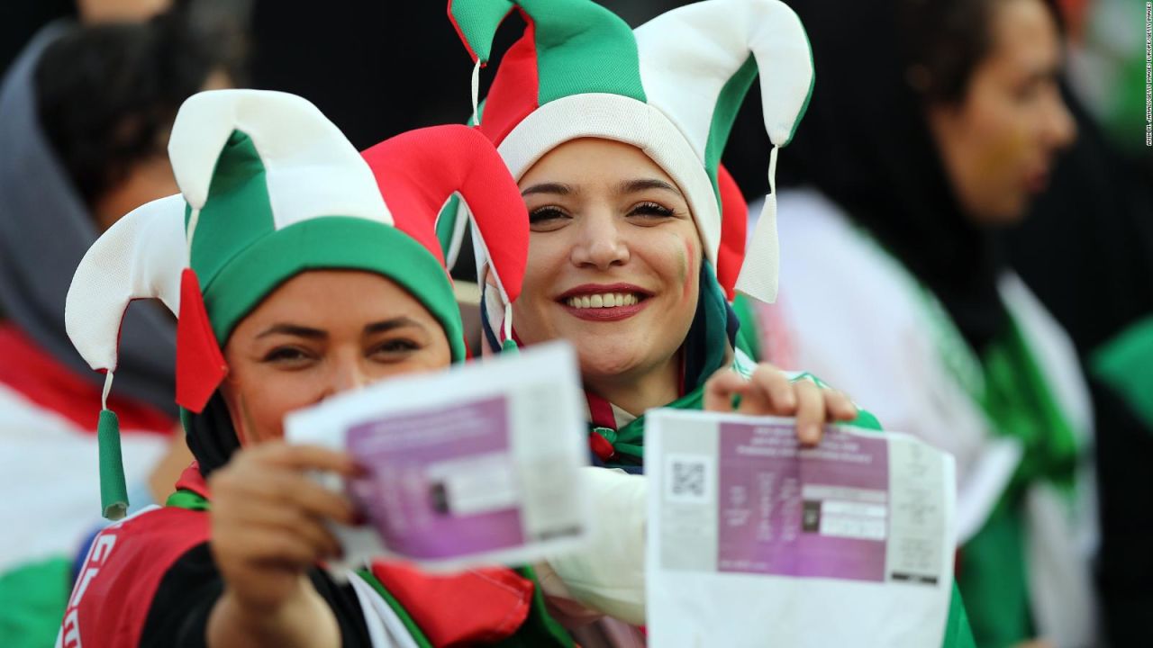 CNNE 715438 - las mujeres de iran disfrutaron su primer partido de futbol en 40 anos