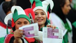 CNNE 715438 - las mujeres de iran disfrutaron su primer partido de futbol en 40 anos