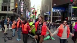 CNNE 715574 - decenas de activistas bloquean el trafico en times square