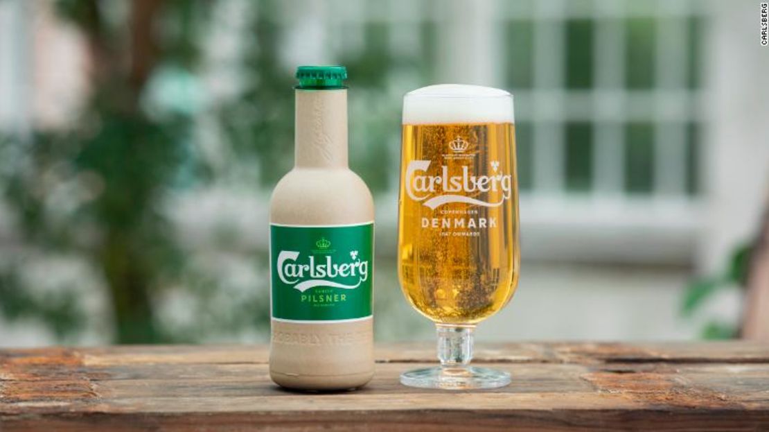 El último prototipo de botella de papel de Carlsberg.