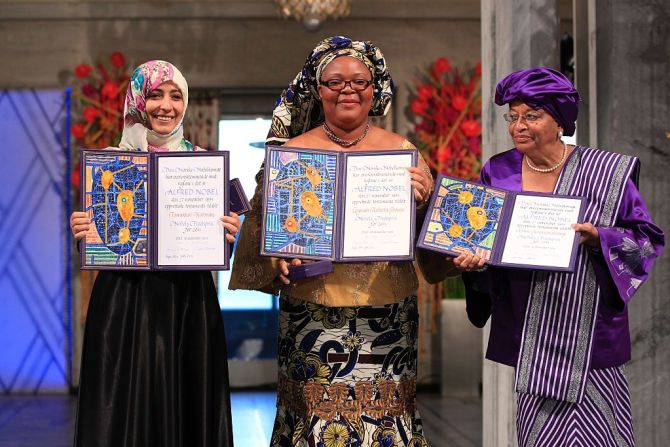 Premio Nobel de la Paz 2011, la expresidente de Liberia Ellen Johnson Sirleaf, la activista de Liberia Leymah Gbowee y la activista yemení Tawakkol Karman: "Por su lucha no violenta por la seguridad de las mujeres y por los derechos de las mujeres a la plena participación en el trabajo de construcción de la paz".